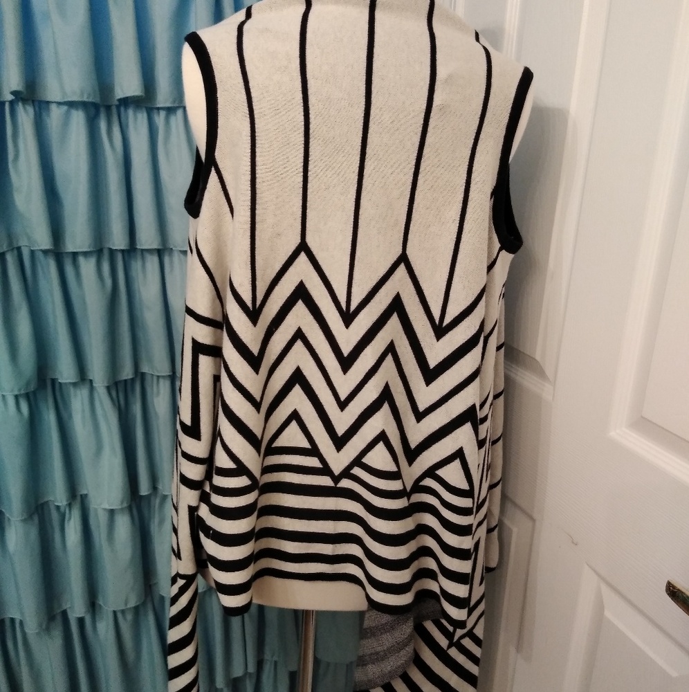 Flowy Sleeveless Sweater cover - Picture 2 of 6